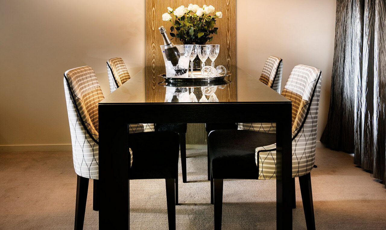 Fraser Suites Перт Екстер'єр фото A dining room table